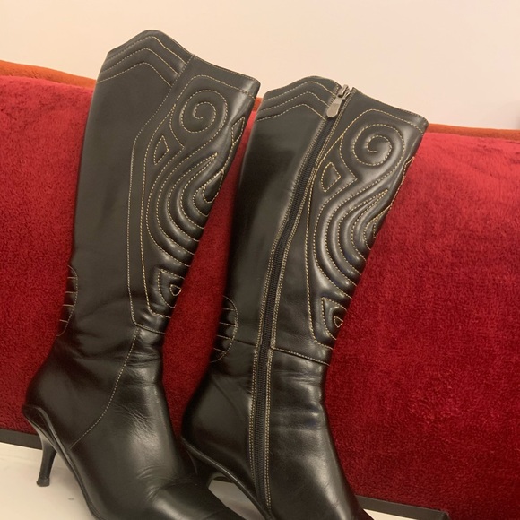 Tall leather boots in black - Picture 4 of 5